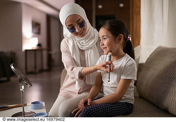 Muslimische Mutter lehrt ihre Tochter  sich zu schminken