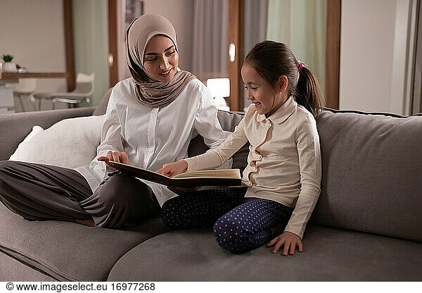 Muslimische Tochter zeigt der Mutter Bilder