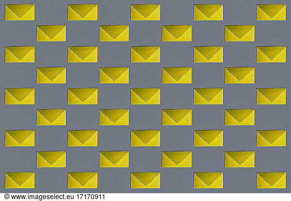 Muster aus Reihen gelber Briefumschläge