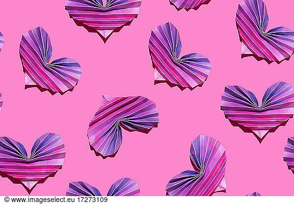 Muster aus rosa und lila Origami-Herzen