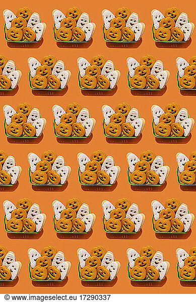 Muster von Körben gefüllt mit Halloween-Keksen