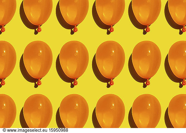 Muster von Reihen gelber Wasserballons