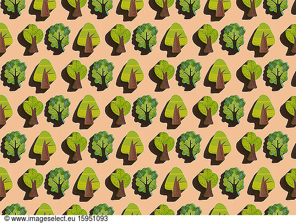 Muster von Reihen kleiner Holzbäume