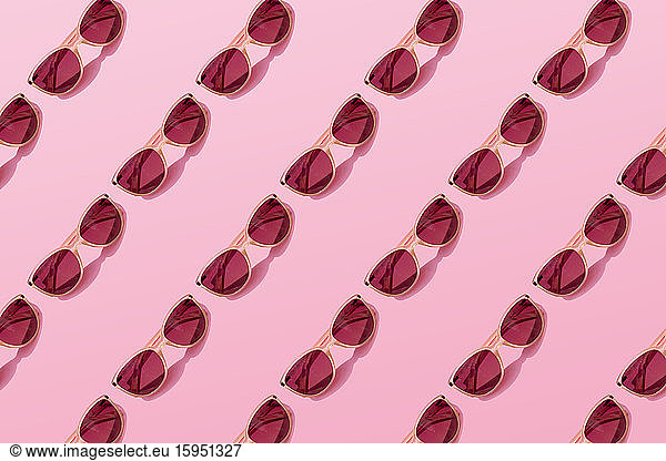 Muster von Reihen rosa Sonnenbrillen