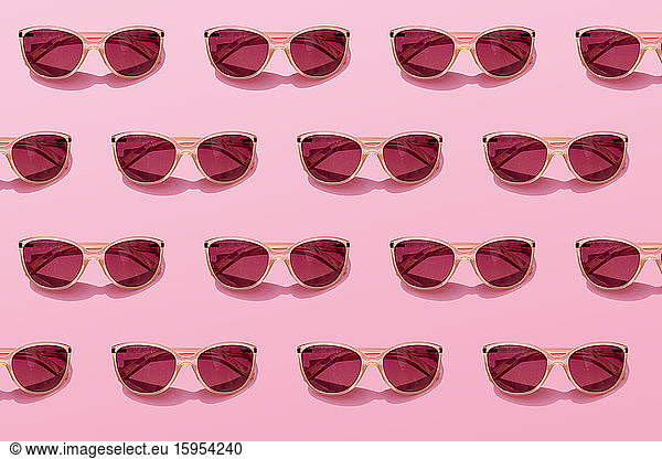 Muster von Reihen rosa Sonnenbrillen
