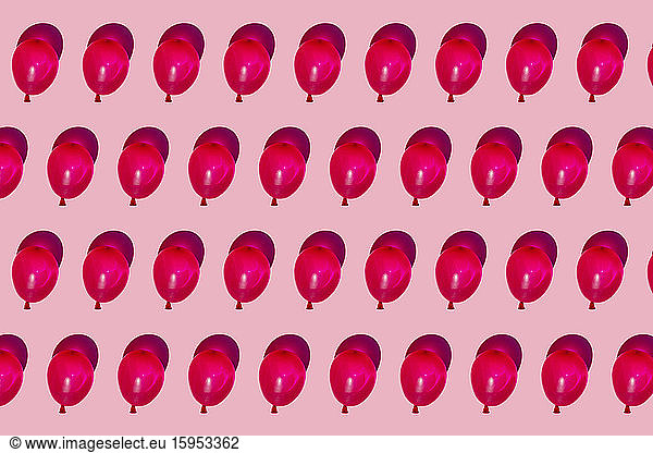 Muster von Reihen roter Wasserballons