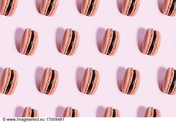Muster von rosa Makronen Kekse gegen rosa Hintergrund