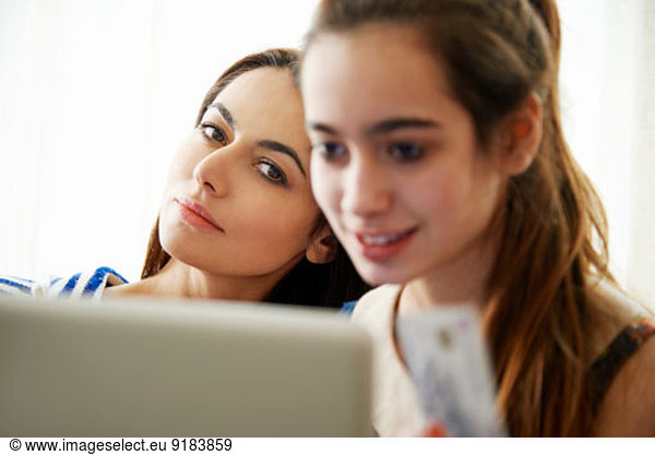 Mutter beobachtet Tochter verwenden Laptop