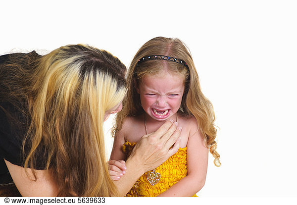 Mutter tröstet weinendes Mädchen