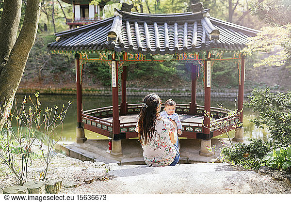 Mutter und kleines Mädchen besuchen Pagode im Geheimen Garten  Changdeokgung  Seoul  Südkorea