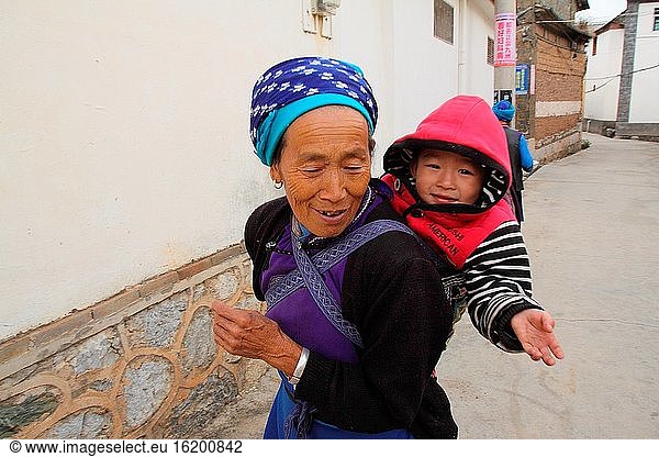 Mutter und Sohn  Menschen in Yunnan  China