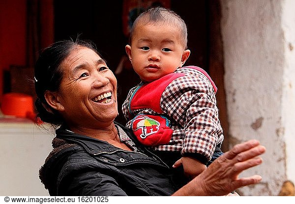Mutter und Sohn  Menschen in Yunnan  China