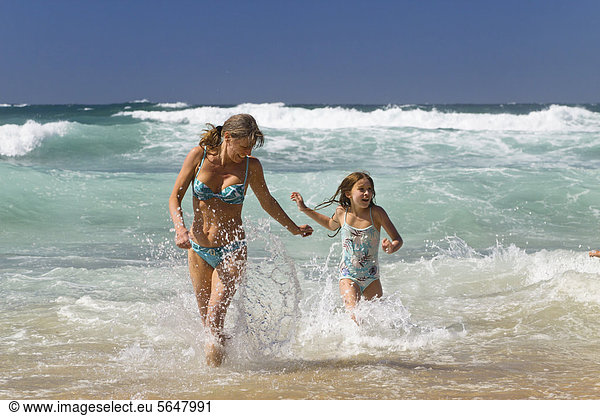Mutter und Tochter baden am Strand Praia da Castelejo  Atlantikküste  Algarve  Portugal  Europa