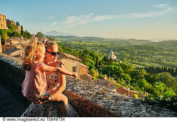 Mutter und Tochter bewundern toskanische Landschaft