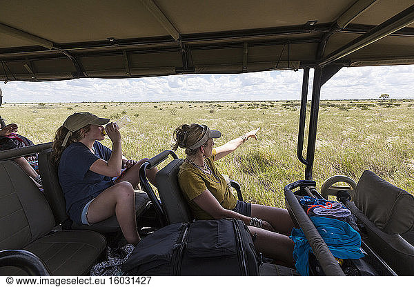Mutter und Tochter im Safari-Fahrzeug
