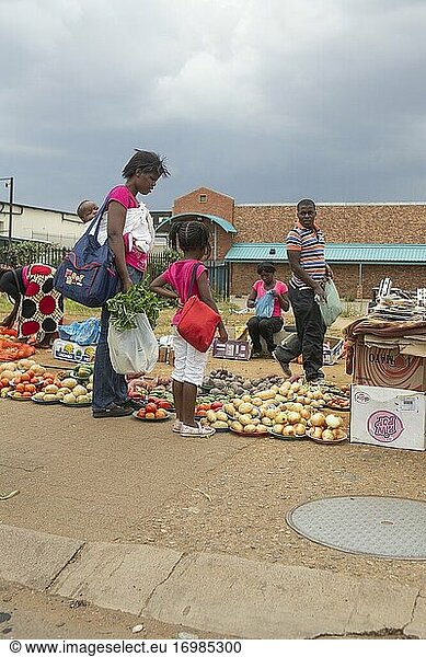 Mutter und Tochter und Straßenmarkt im Township Soweto  Südafrika