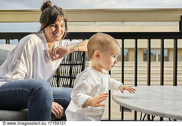 Mutter verbringt Zeit mit Kleinkind auf dem Balkon