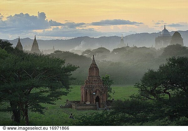 Myanmar  Bagan bei Sonnenuntergang.