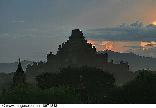 Myanmar  Bagan  Dhammayangyi-Pagode bei Sonnenuntergang.