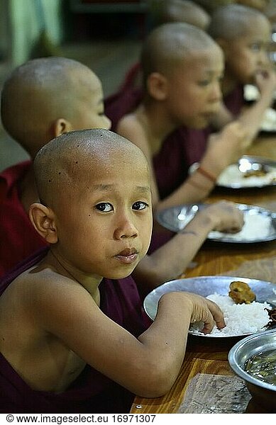 Myanmar  Bagan  Kloster Shwe Gu  Mittagessen für Novizen.
