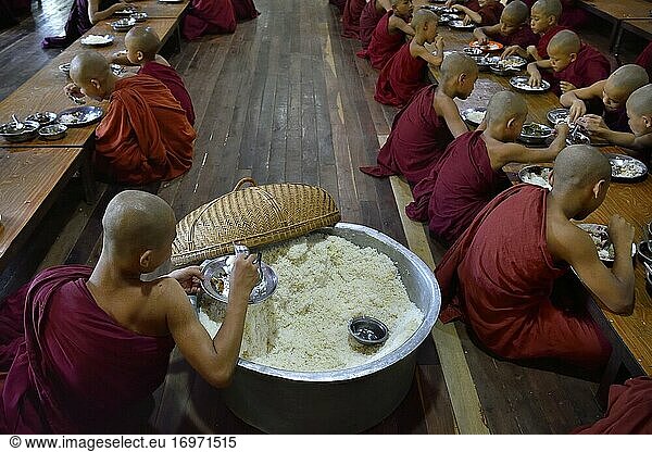 Myanmar  Bagan  Kloster Shwe Gu  Mittagessen für Novizen.