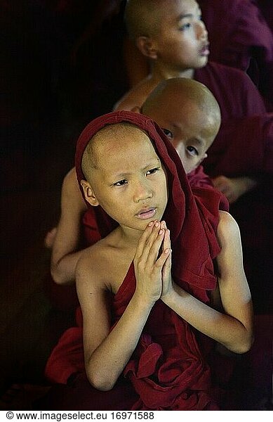 Myanmar  Bagan  Kloster Shwe Gu  Novizen im Gebet vor dem Mittagessen.