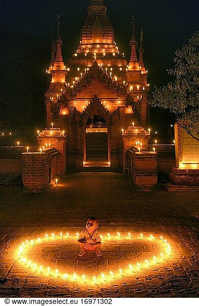 Myanmar  Bagan  Shwe Mann-Tempel  Thadingyut-Lichterfest.