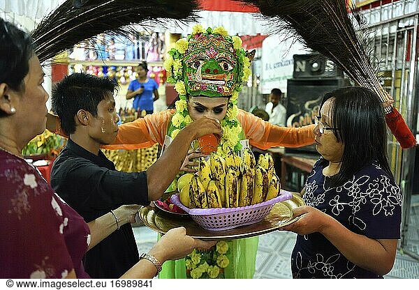 Myanmar  Bago  Hintha Gon Pagode  Nat Pwe (Geisterfest)  Natgadaw (Nat's Frau)  der Früchte und Saft angeboten werden.