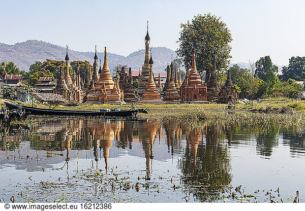 Myanmar  Shan-Staat  Samkar  Stupas der Taw Mwe Khaung Pagode mit Spiegelung im angrenzenden See