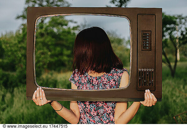 Mysterios girl hold old television frame