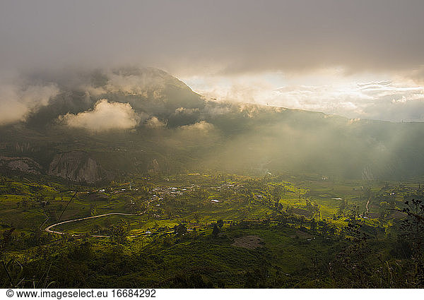 Mystisches Licht über dem Tal  Ambato  Tungurahua  Ecuador