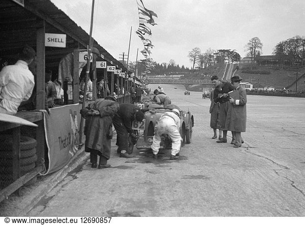 N. Black und C. W. Fiennes MG Typ C in den Boxen beim JCC Double Twelve Rennen  Brooklands  Mai 1931. Künstler: Bill Brunell.