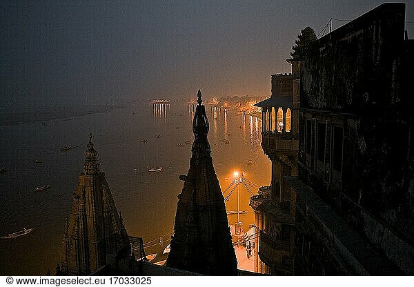 Nächtliche Atmosphäre am Ganges und an den Ghats von B?nares  UP  Indien.