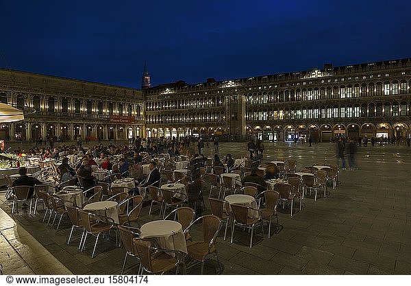 Nächtliche Atmosphäre mit Cafégästen auf dem Markusplatz  Venedig  Venetien  Italien  Europa