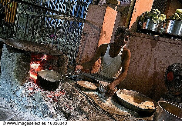 Nächtliche Atmosphäre um das Restaurant  in dem die Chapatis hergestellt werden. Pushkar  Rajasthan  Indien.