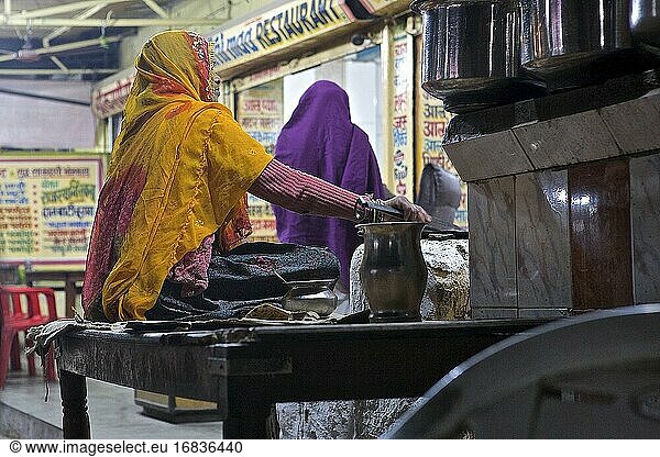Nächtliche Atmosphäre um das Restaurant  in dem die Chapatis hergestellt werden. Pushkar  Rajasthan  Indien.