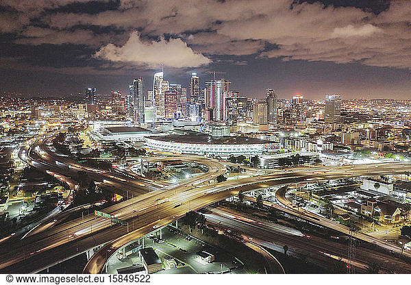 Nächtliche Luftaufnahmen über der Innenstadt von Los Angeles