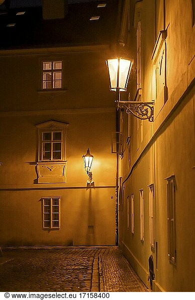 Nächtliche Straße und Lampen.