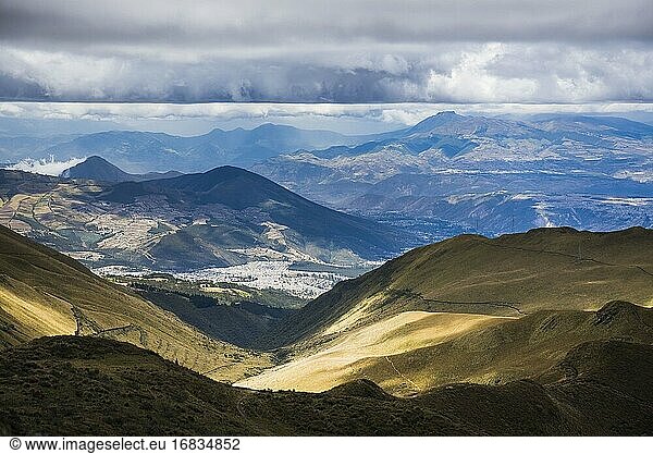 Nördlich von Quito  vom Vulkan Pichincha aus gesehen  Quito  Ecuador  Südamerika
