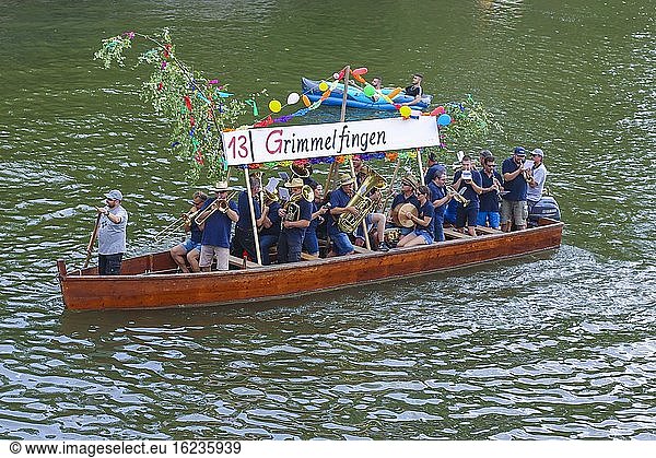 Nabada  event on Schwörmontag  musicians  people  wind instruments  boat  water vehicle  people on the Danube  Ulm  Baden-Württemberg  Germany  Europe