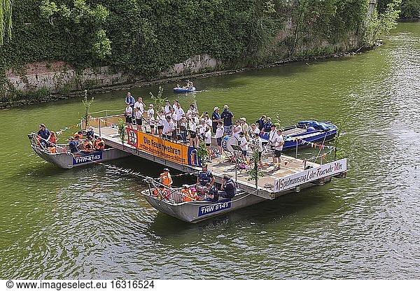 Nabada  Veranstaltung am Schwörmontag  Boot  Wasserfahrzeug der Feuerwehren  THW  Menschen auf der Donau  Kapelle  Ulm  Baden Württemberg  Deutschland  Europa