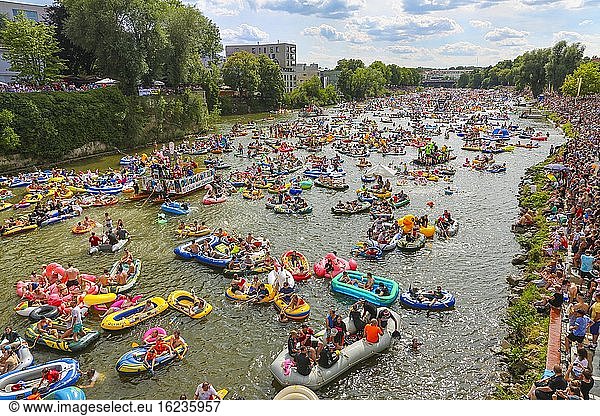 Nabada  Veranstaltung am Schwörmontag  Boote  Wasserfahrzeuge  Menschen auf der Donau  Ulm  Baden Württemberg  Deutschland  Europa
