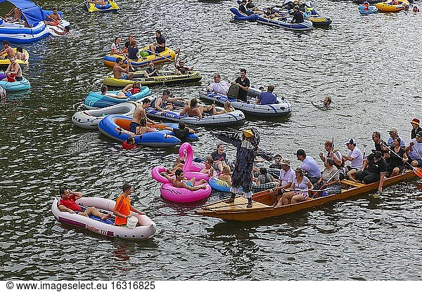 Nabada  Veranstaltung am Schwörmontag  Boote  Wasserfahrzeuge  Menschen auf der Donau  Ulm  Baden Württemberg  Deutschland  Europa