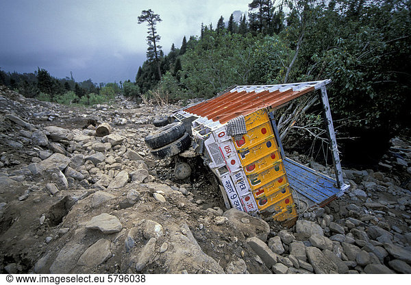 Nach Erdrutsch teilweise verschütteter Lastwagen  zerstörte Stra_e  Rohtang-Pass  Manali-Leh-Highway  Himachal Pradesh  indischer Himalaya  Nordindien  Indien  Asien