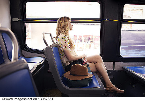 Nachdenkliche Frau reist im Bus