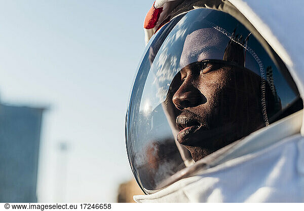 Nachdenklicher Astronaut schaut weg
