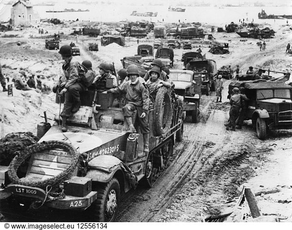 Nachschub und Truppen bewegen sich landeinwärts  Strände der Normandie  Frankreich  6. Juni 1944. Künstler: Unbekannt