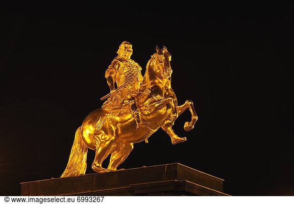 Nacht  Kraft  Statue  Dresden  Deutschland  Sachsen