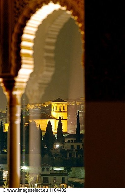 Nacht von Sicht von San Jose Kirche durch ein sculpted Fenster der Alhambra. Granada. Andalusien. Spanien