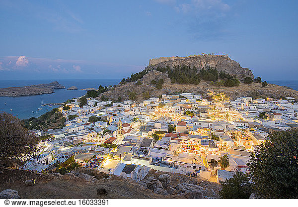 Nachtansicht über die Stadt Lindos  Rhodos  Dodekanes  Griechische Inseln  Griechenland  Europa